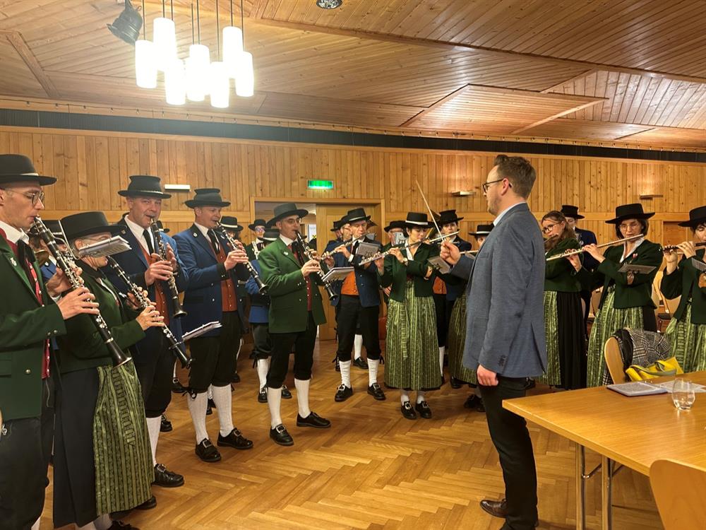 Die Musikvereine Sulzberg und Thal spielten dem neu gewählten Bürgermeister nach der Sitzung ein Ständchen. 